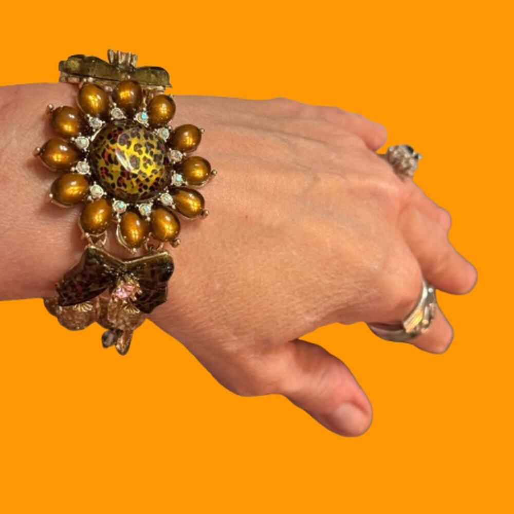 Betsey Johnson Leaping Leopard Flower & Bow Beaded Bracelet - Picture 3 of 10